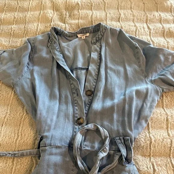 Chic Light Blue Jumpsuit with Belt - Picture 2 of 3